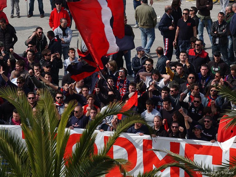 Tifosi rossoblu fuori dallo stadio durante Samb-Cremonese
